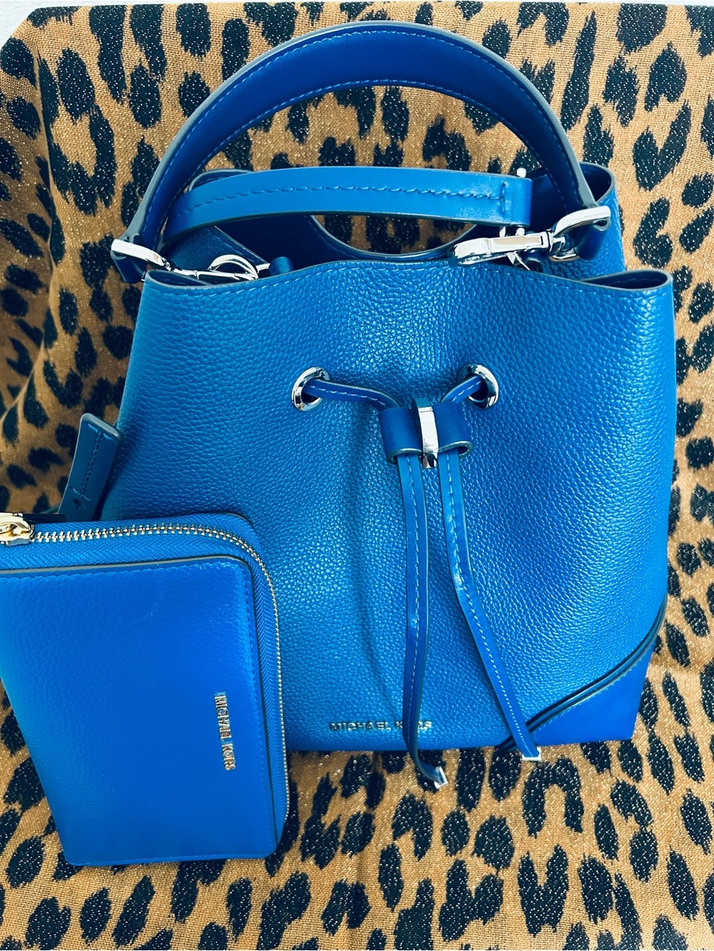 Michael Kors💙NWOT💙 Blue Pebbled Leather Drawstring Bucket Bag with Wallet